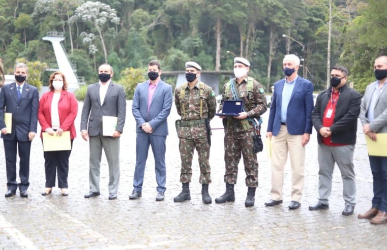 Governo municipal recebe homenagem em cerimônia de 151 anos do 32° Batalhão Dom Pedro II