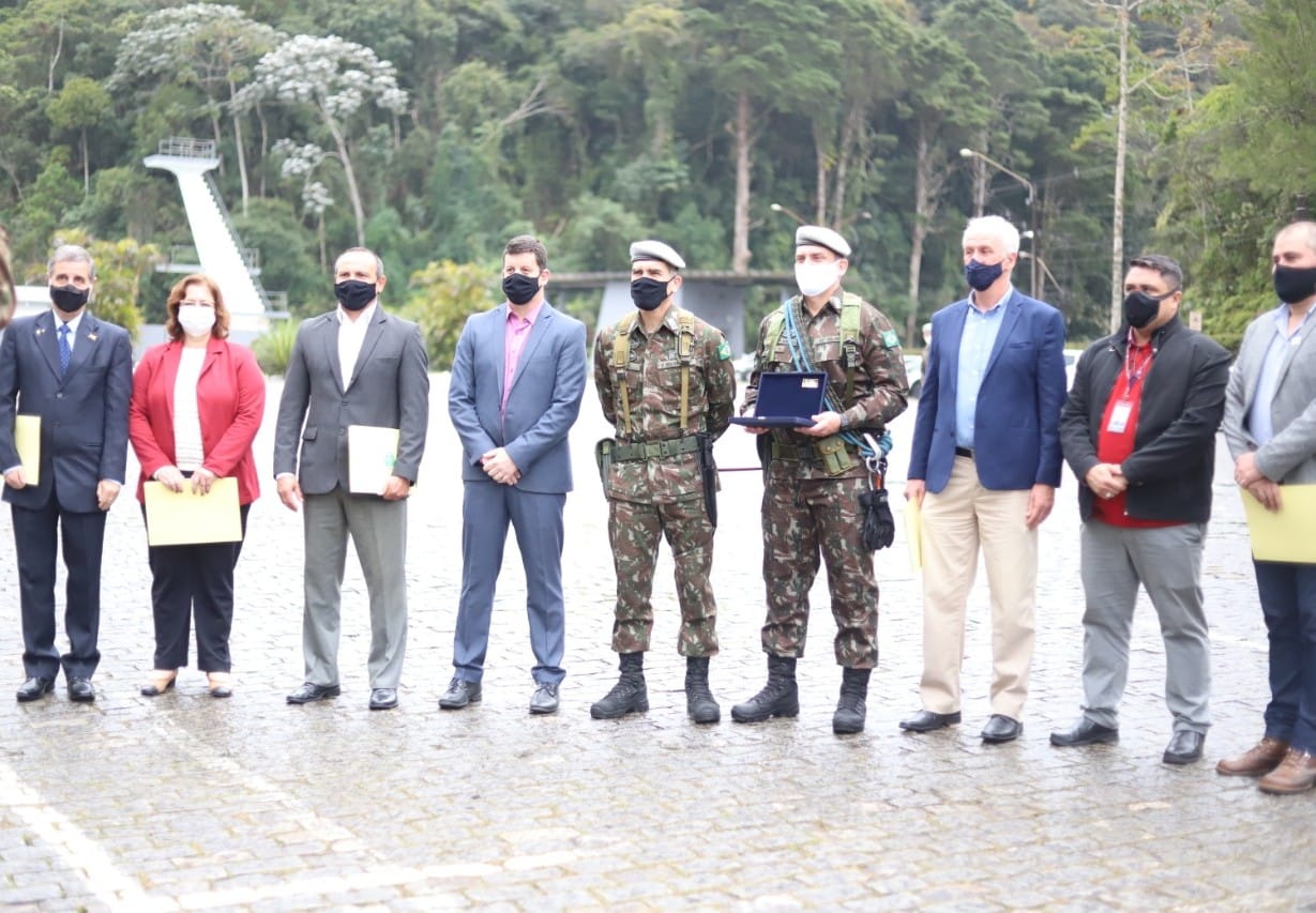 Governo municipal recebe homenagem em cerimônia de 151 anos do 32° Batalhão Dom Pedro II