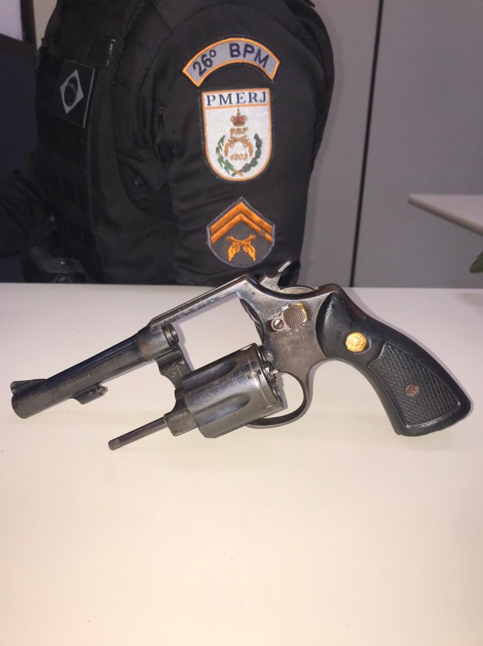Homem é preso por porte ilegal de arma de fogo no Retiro