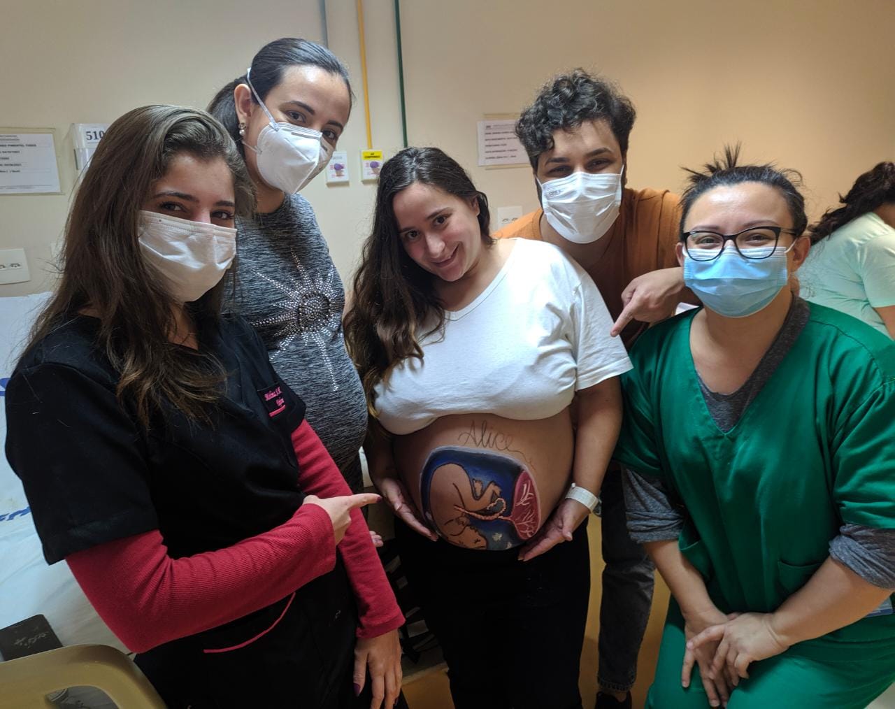 Arte gestacional faz a alegria de gestantes no Hospital Alcides Carneiro