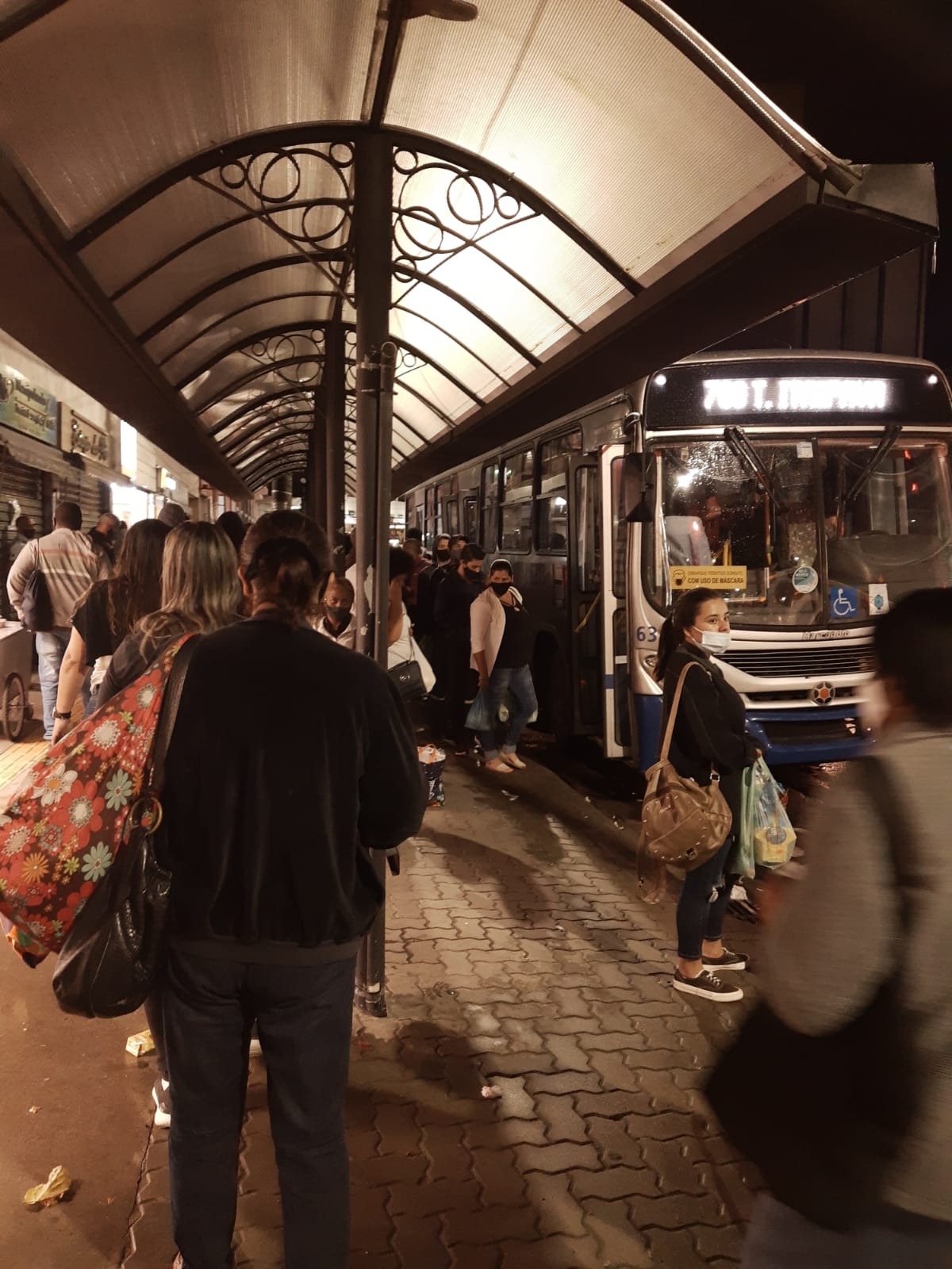 Ônibus registram atrasos e perdas de viagens após interferências no trânsito em Petrópolis