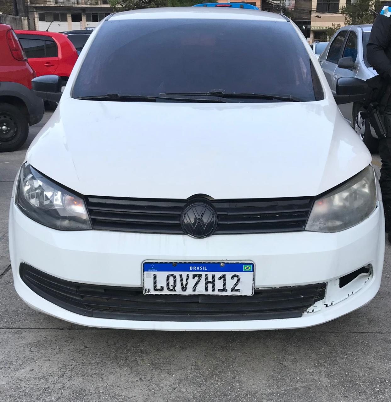 Homem é preso após ser flagrado em carro roubado