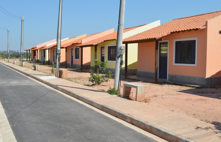 Governo do estado entrega 81 casas para moradores de Barra do Piraí