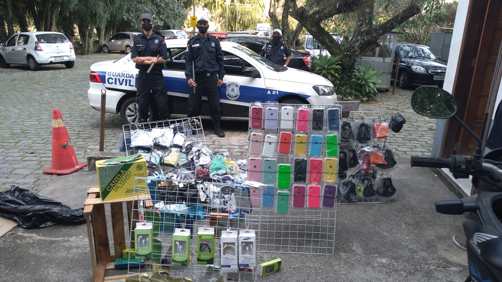Fiscalização apreende mercadorias de comércio ambulante ilegal