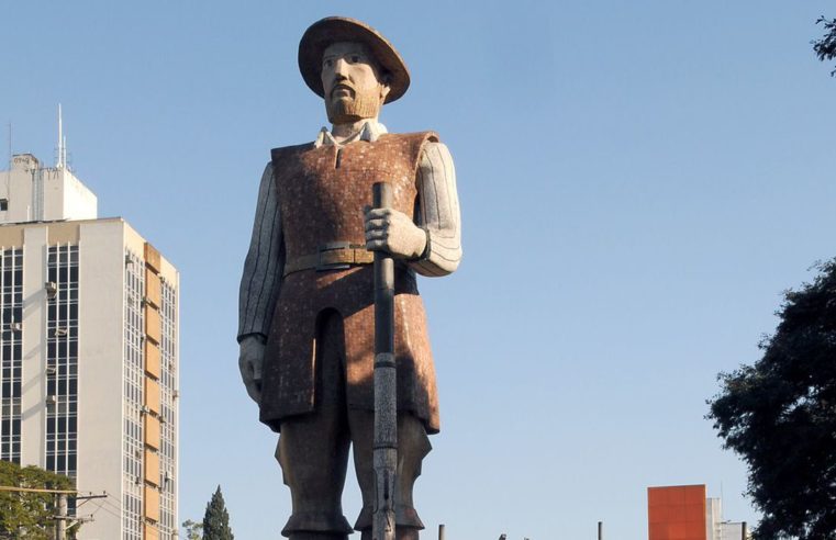 Justiça de SP libera acusados de incendiar a estátua de Borba Gato