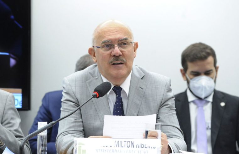 Ministro assina portaria com orientações para aulas presenciais