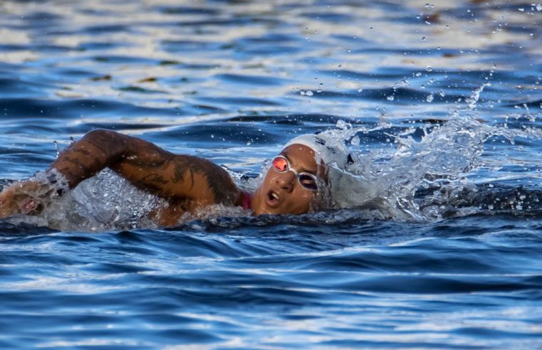 Ana Marcela Cunha é ouro na maratona aquática
