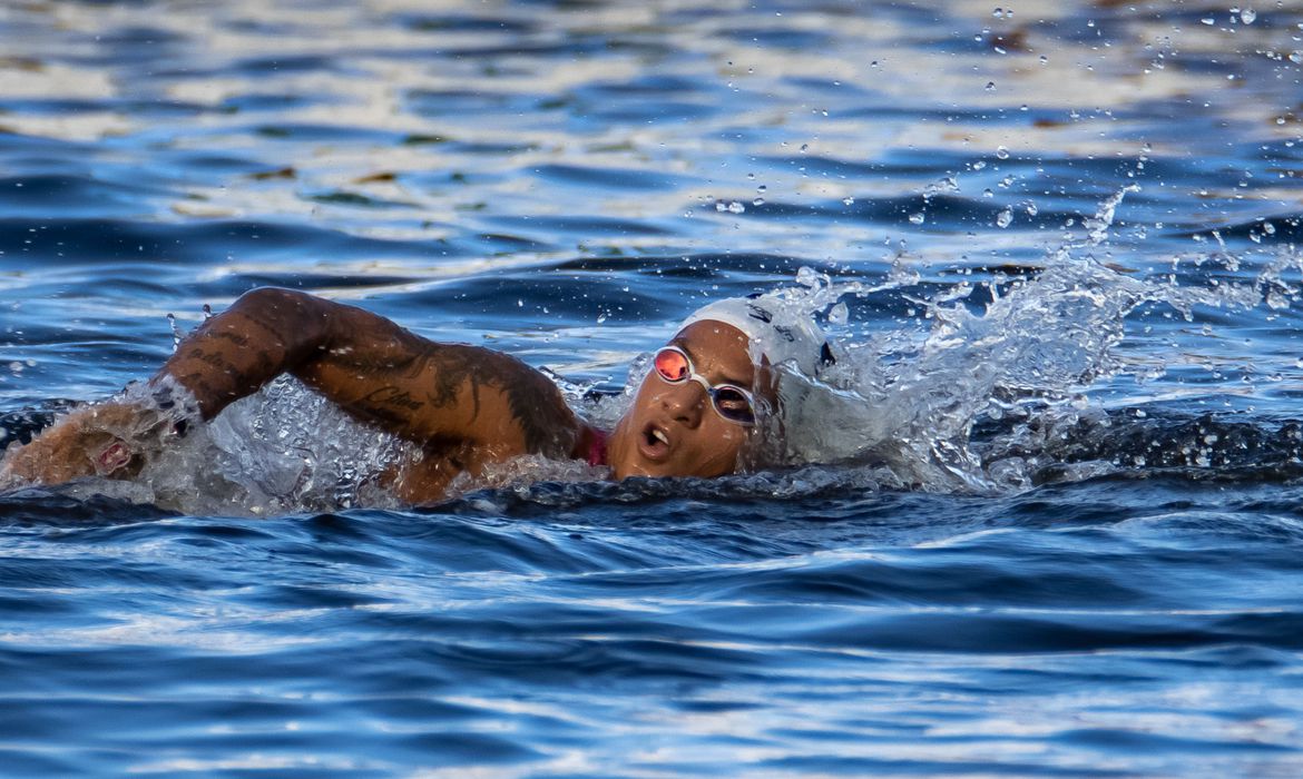 Ana Marcela Cunha é ouro na maratona aquática