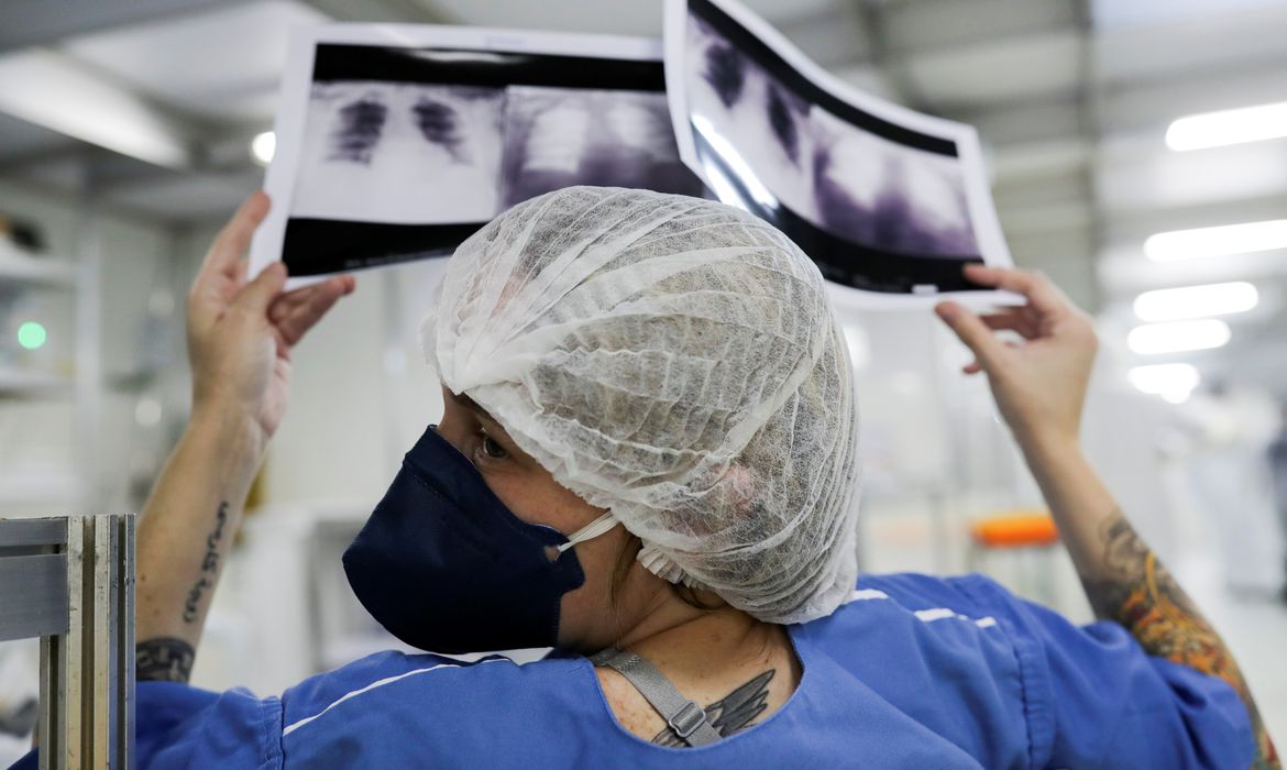 Covid-19: casos somam 20,37 milhões e mortes, 569,4 mil