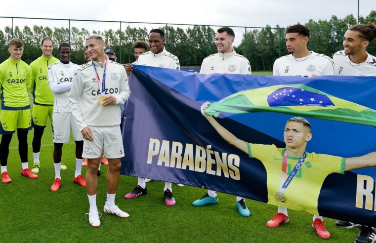 Camisa 10 Richarlison ganha homenagem do Everton pelo ouro em Tóquio