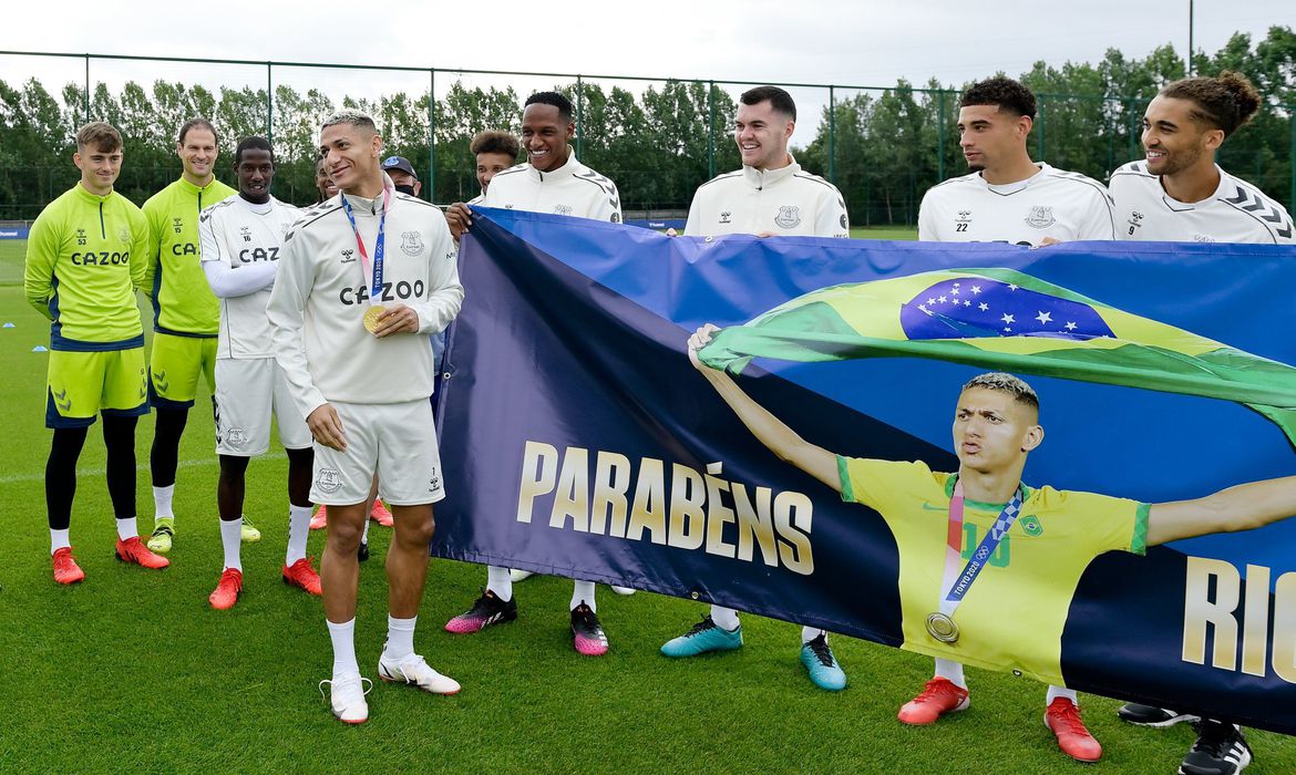Camisa 10 Richarlison ganha homenagem do Everton pelo ouro em Tóquio