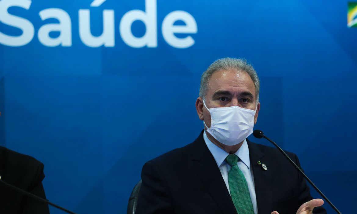 Ministro fala sobre aplicação de dose extra de vacina