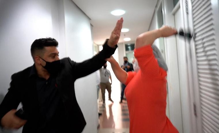 Vereador Gabriel Monteiro é agredido durante denúncia de irregularidades na folha de ponto