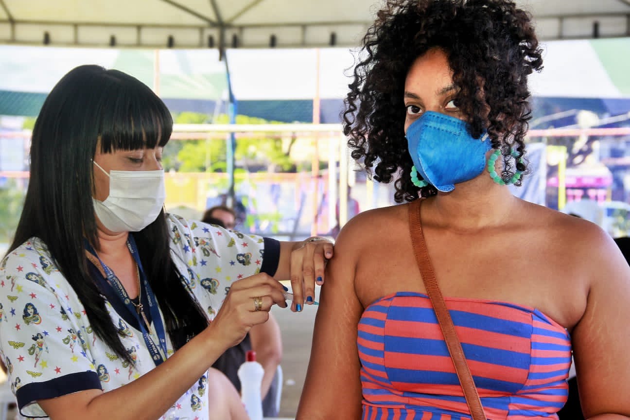 Nesta terça-feira (14) Nova Iguaçu vacina adolescentes de 15 anos