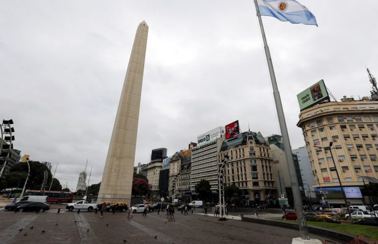Argentina flexibiliza uso de máscaras e reabrirá para brasileiros