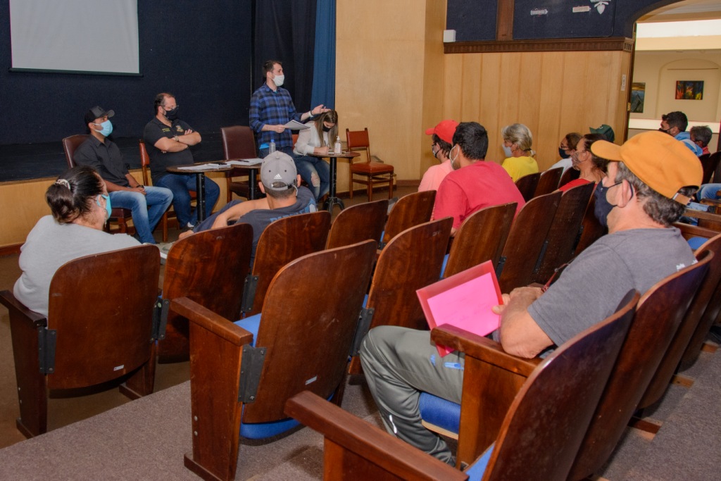 Teresópolis: Equipes da Fiscalização de Posturas e da Vigilância Sanitária, reuniram 20 vendedores ambulantes pré-autorizados para comercialização de produtos alimentícios, bebidas e artigos de artesanato