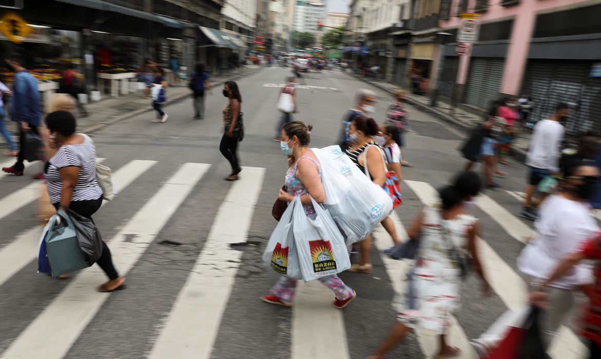 CNC: comércio terá a melhor contratação de temporários desde 2013