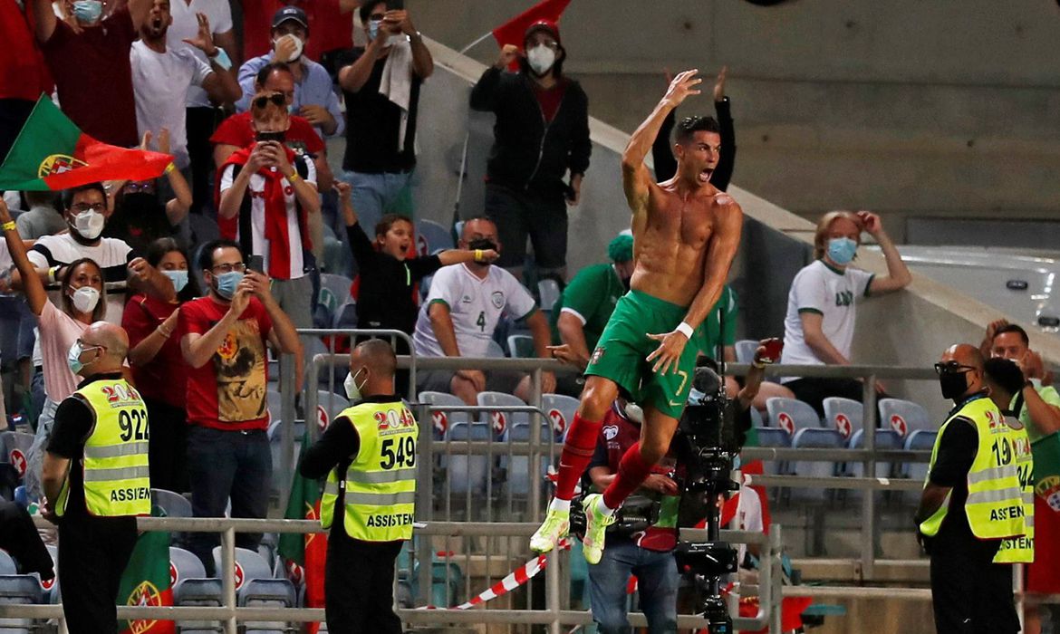 Cristiano Ronaldo marca dois gols e vira maior artilheiro de seleções