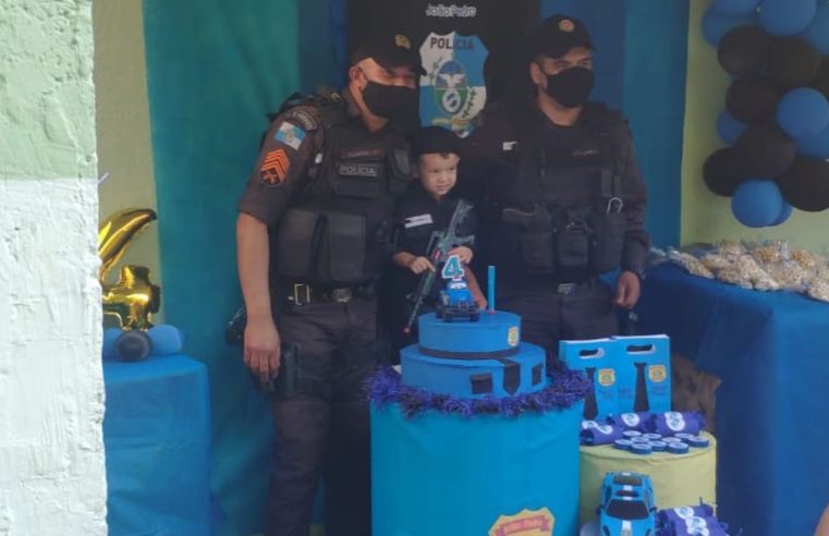 Menino festeja aniversário e convida agentes da PM