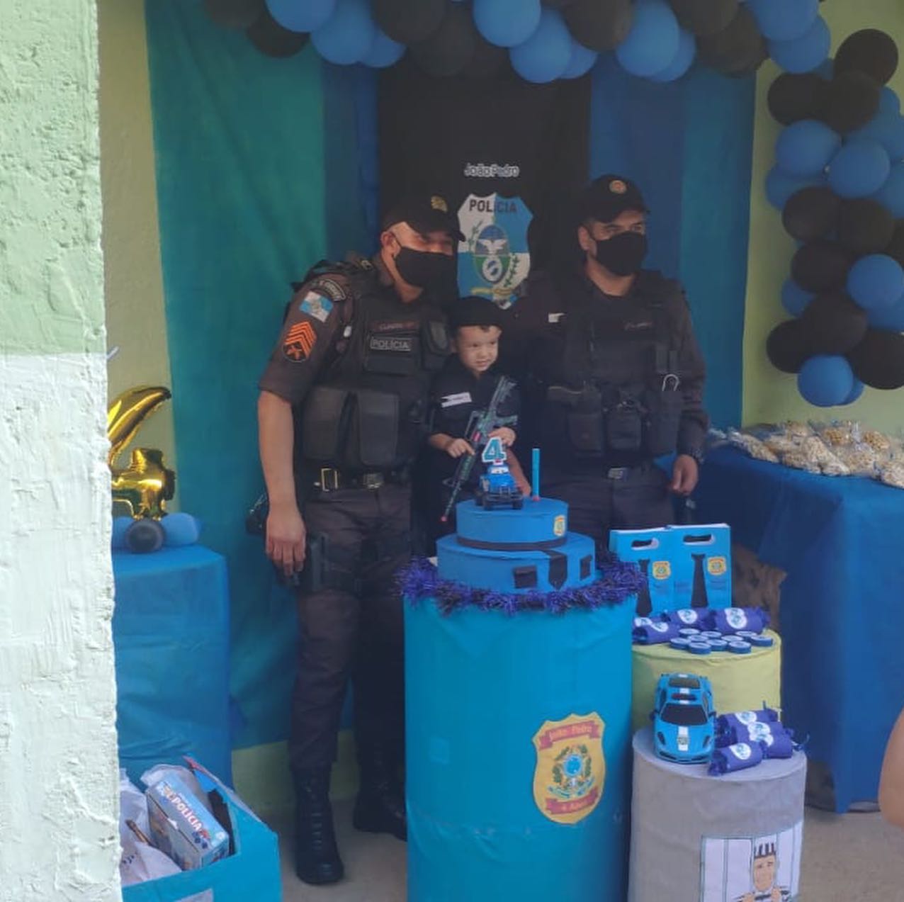 Menino festeja aniversário e convida agentes da PM