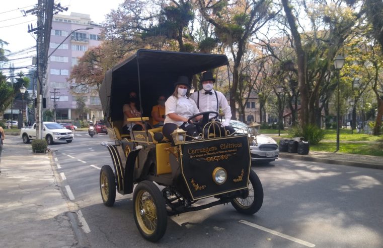 Prefeitura de Petrópolis colocou em circulação nesta sexta-feira (24), em caráter experimental, uma charrete elétrica para passeios turísticos pelo centro histórico da cidade