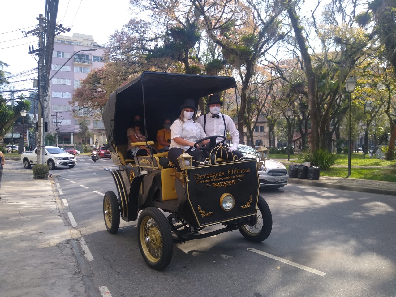 Prefeitura de Petrópolis colocou em circulação nesta sexta-feira (24), em caráter experimental, uma charrete elétrica para passeios turísticos pelo centro histórico da cidade