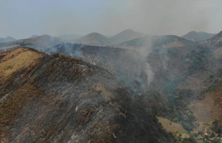Incêndio em Petrópolis afeta área de preservação no quarto Distrito