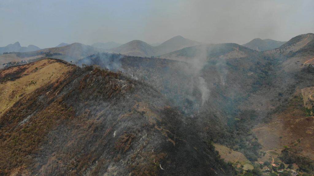 Incêndio em Petrópolis afeta área de preservação no quarto Distrito