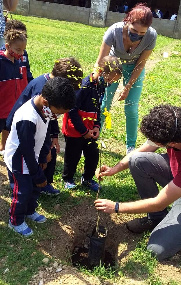Projeto ‘Florir Teresópolis’ realiza plantio de flores e árvores em creche e escola municipal
