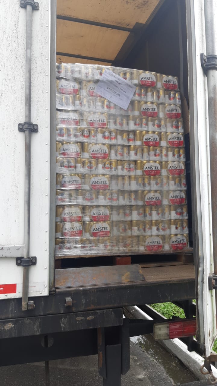 PRF aprende carga de cerveja avaliada em R$ 150 mil em Angra dos Reis