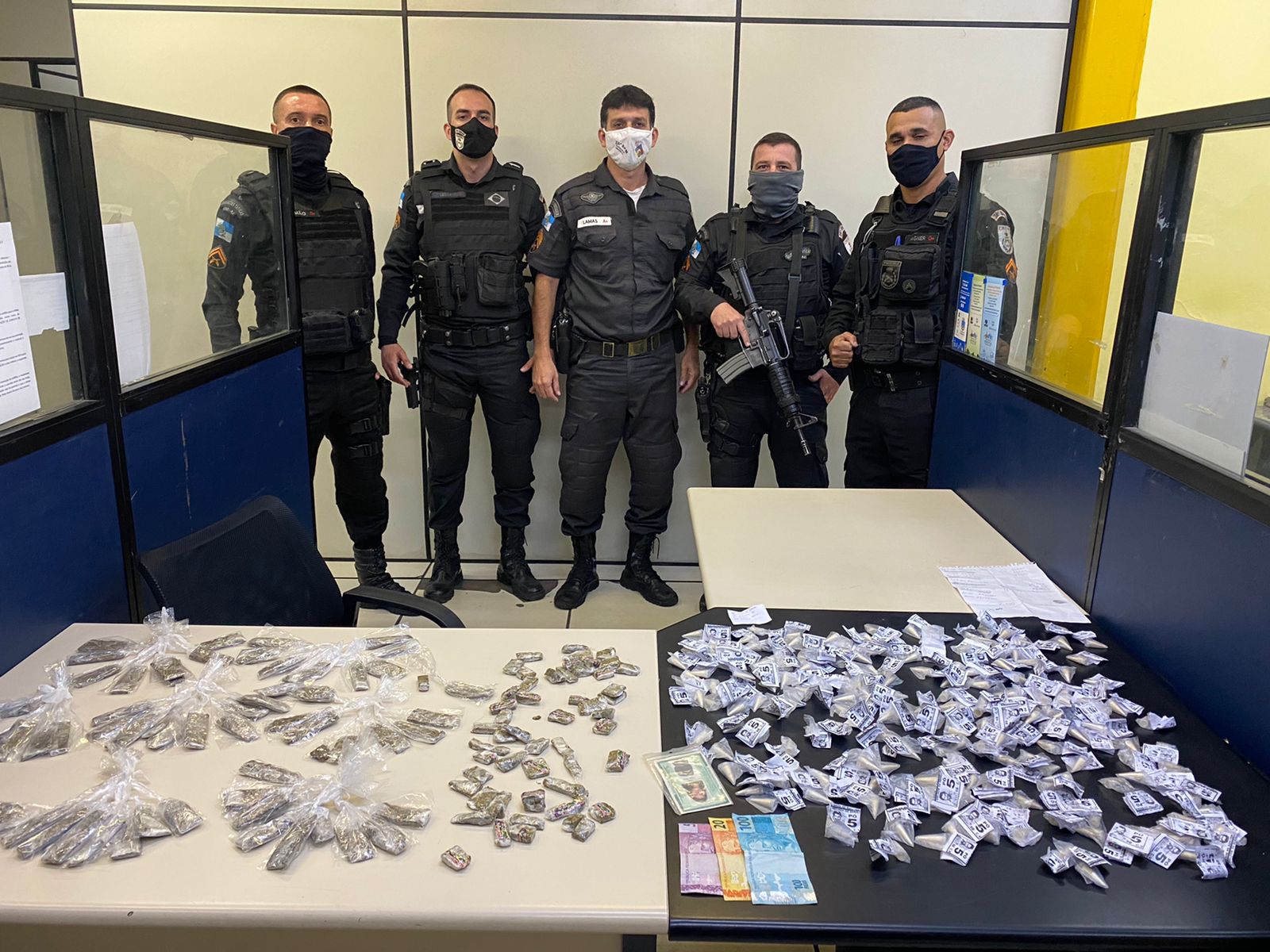 Polícia Militar prende acusados de tráfico de drogas na Chácara Flora