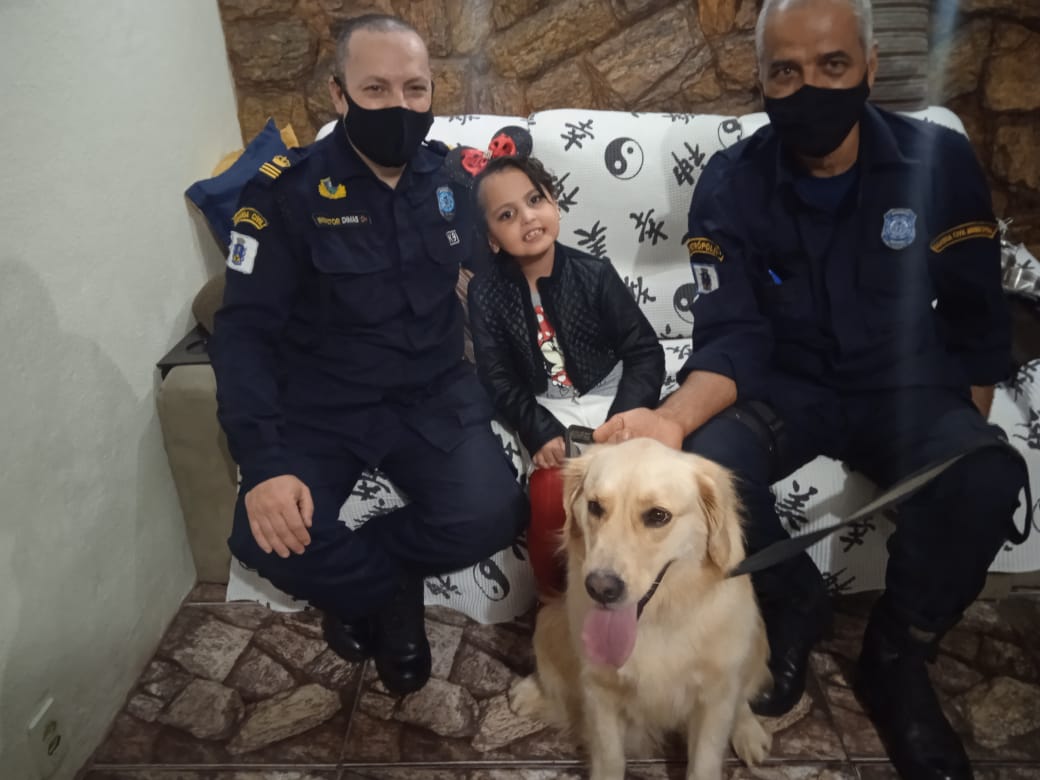 Guarda Civil faz surpresa em festa de menina que luta contra o câncer