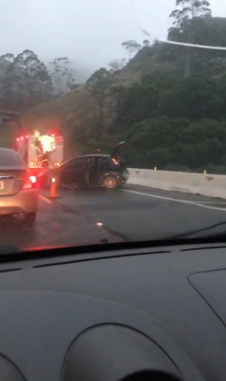 Chuva fina já causa acidentes na BR-040