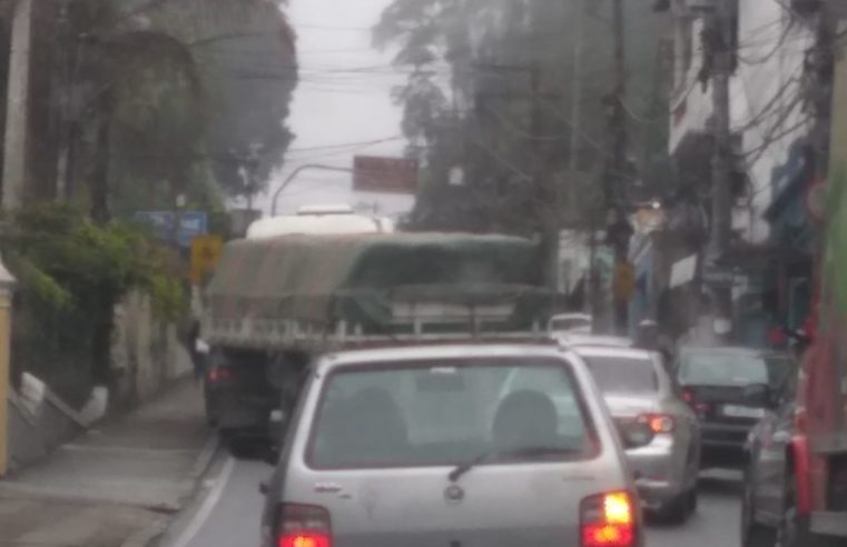 Linhas de ônibus sofrem atrasos de até 40 minutos após quebra de carreta no Centro