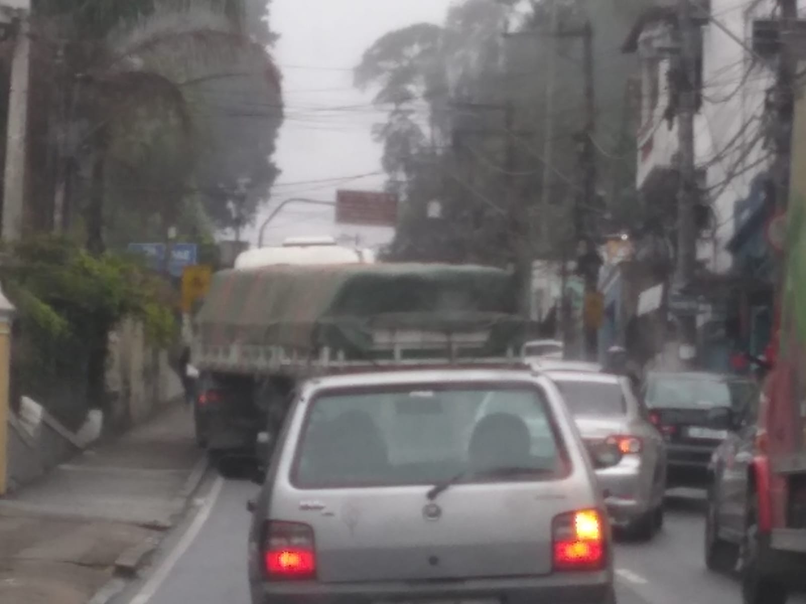 Linhas de ônibus sofrem atrasos de até 40 minutos após quebra de carreta no Centro