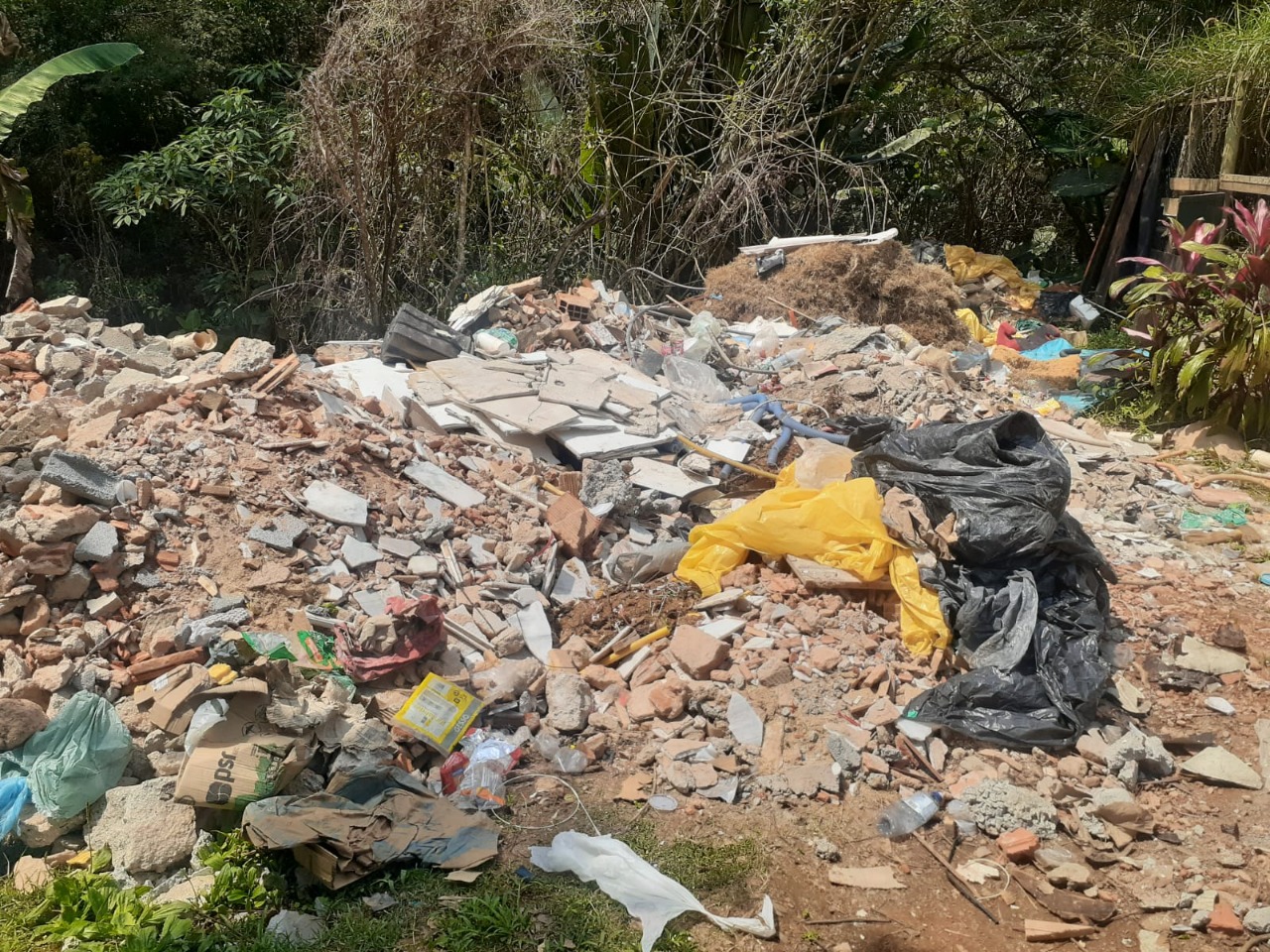 Homem cria lixão clandestino em Araras