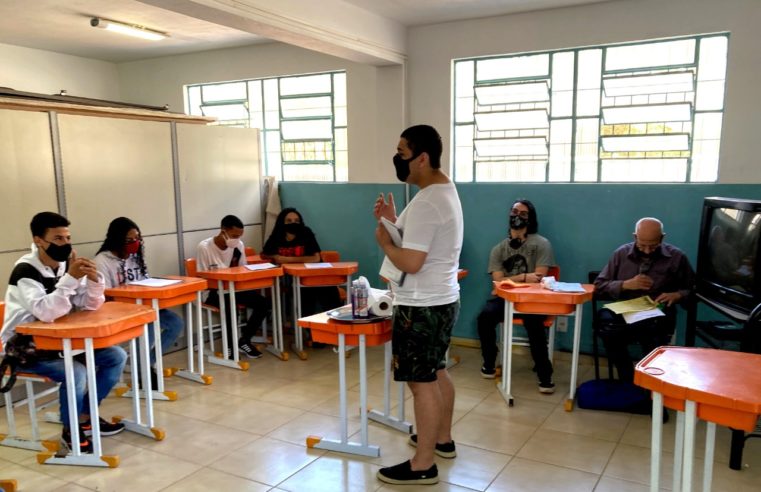 Jovens assistidos pelo CRAS Meudon fazem curso gratuito de garçom e garçonete na CAPETE