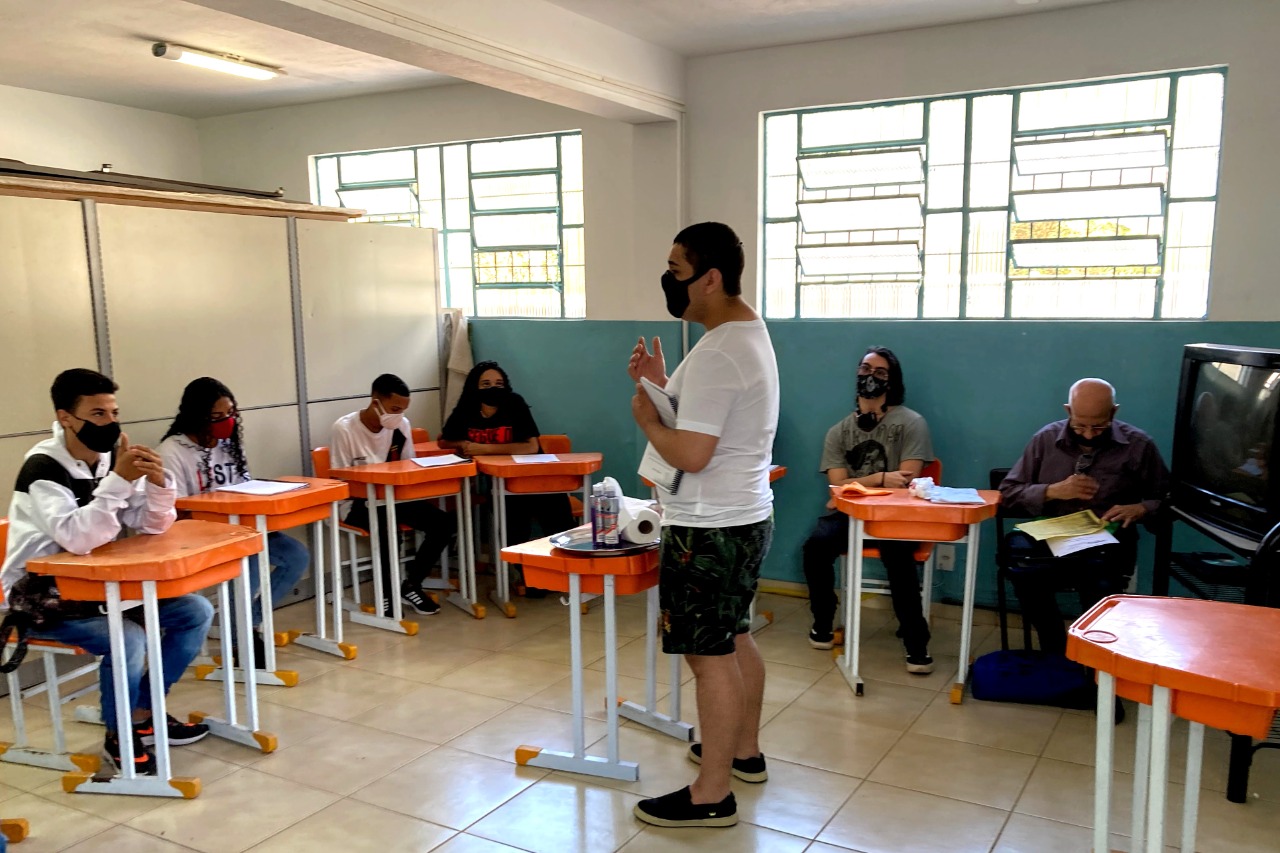 Jovens assistidos pelo CRAS Meudon fazem curso gratuito de garçom e garçonete na CAPETE
