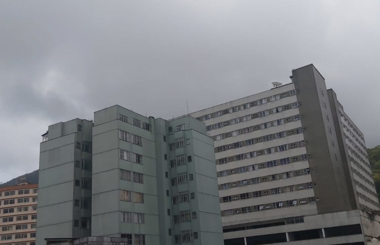 Frente fria é marcada por ventos fortes e causa destelhamentos e quedas de árvores em Petrópolis