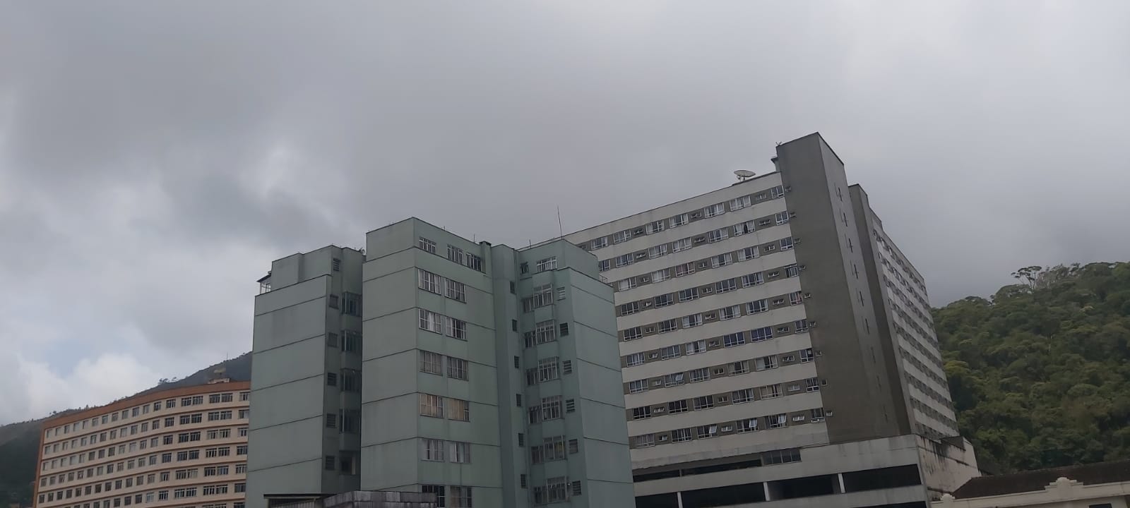 Frente fria é marcada por ventos fortes e causa destelhamentos e quedas de árvores em Petrópolis