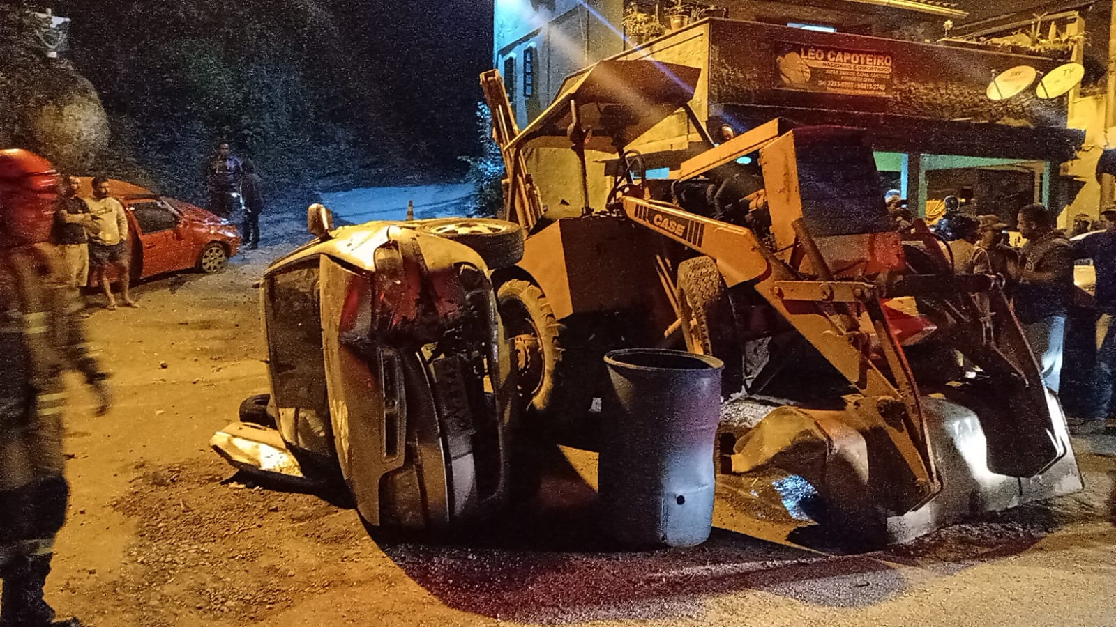 Retroescavadeira atinge três carros na Posse