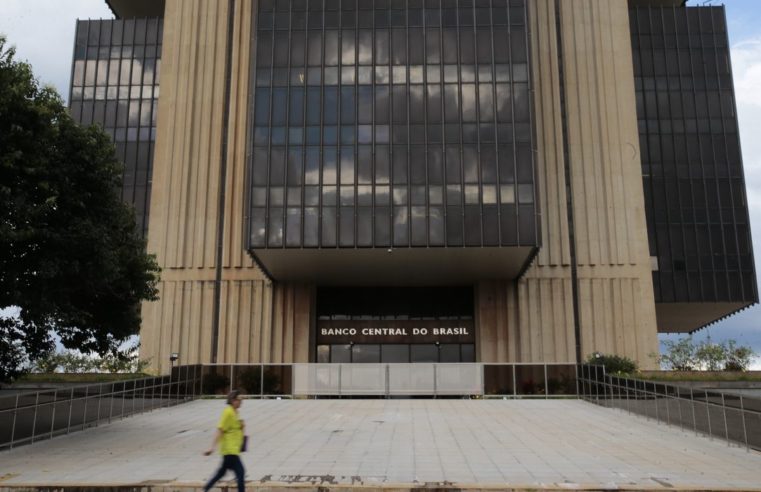 Riscos fiscais implicam alta nas projeções de inflação, diz BC