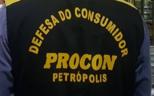 Agência do Banco Bradesco foi notificada pelo Procon Petrópolis, na tarde desta sexta-feira (10), por descumprir a Lei Estadual 139/2013, a lei das filas