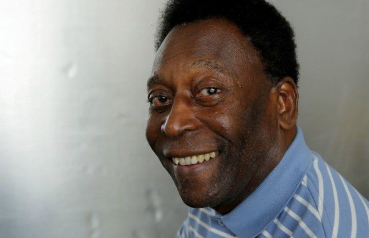 Pelé faz cirurgia para retirada de tumor no cólon
