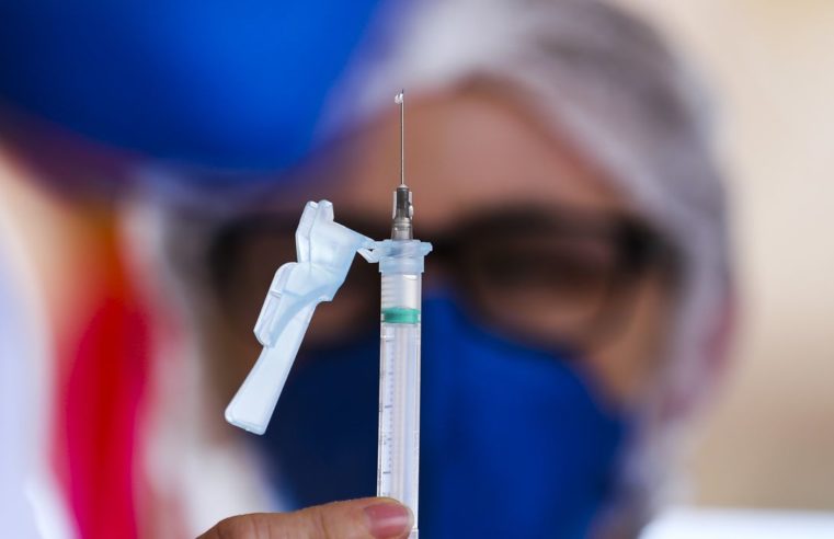 Petrópolis vacina pouco mais de mil pessoas contra covid-19 na sexta-feira