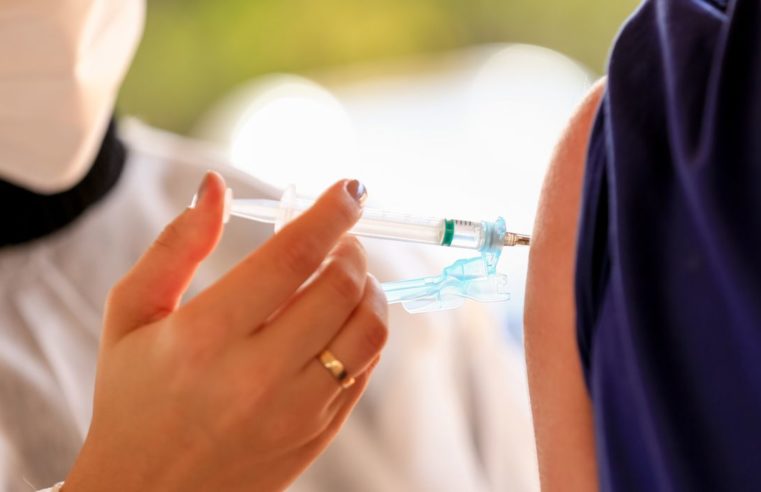 Covid-19: Petrópolis amplia aplicação de dose de reforço da vacina para trabalhadores da Saúde que receberam segunda dose até 31 de março