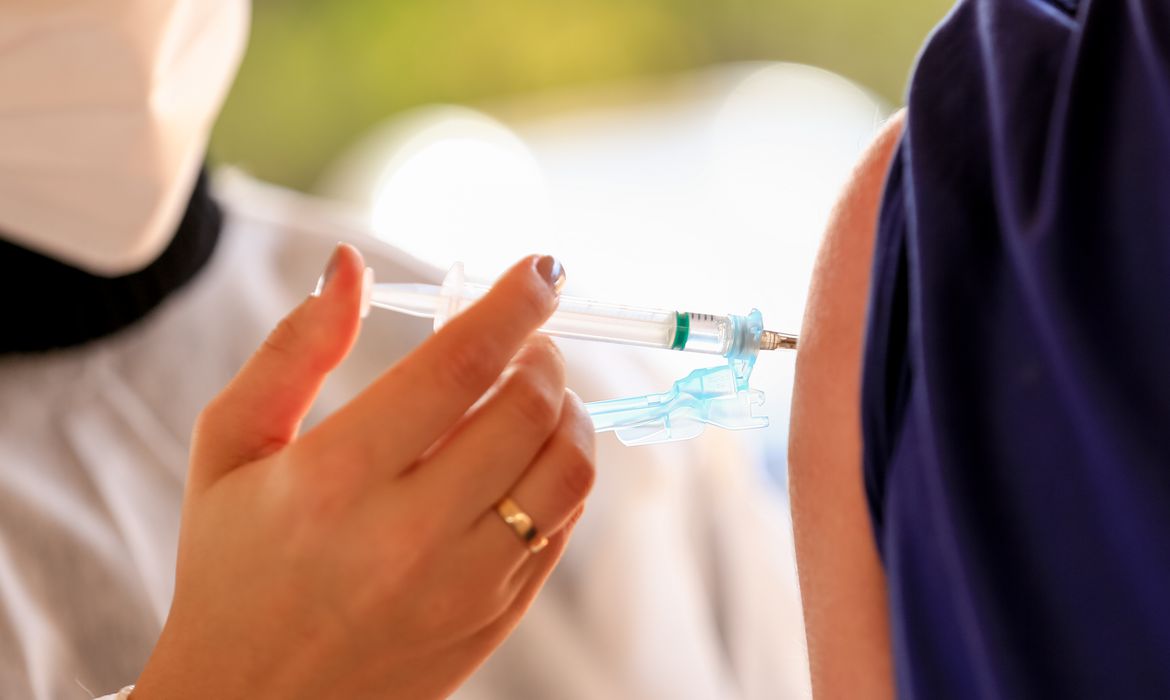 Covid-19: Petrópolis amplia aplicação de dose de reforço da vacina para trabalhadores da Saúde que receberam segunda dose até 31 de março