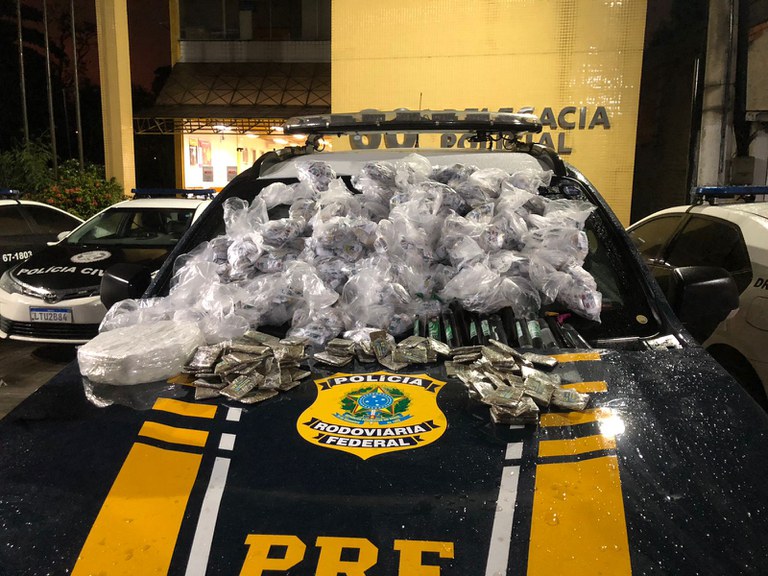 Operação Égide: A PRF apreende maconha , crack e lança perfume em Duque de Caxias-RJ