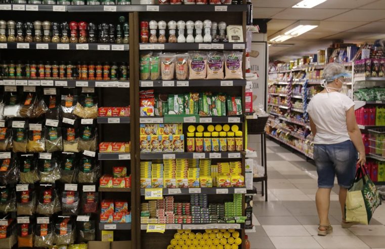 Consumo nos lares brasileiros recua 2,33% em agosto, mostra pesquisa