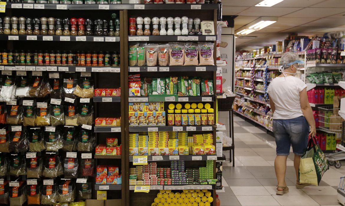 Consumo nos lares brasileiros recua 2,33% em agosto, mostra pesquisa